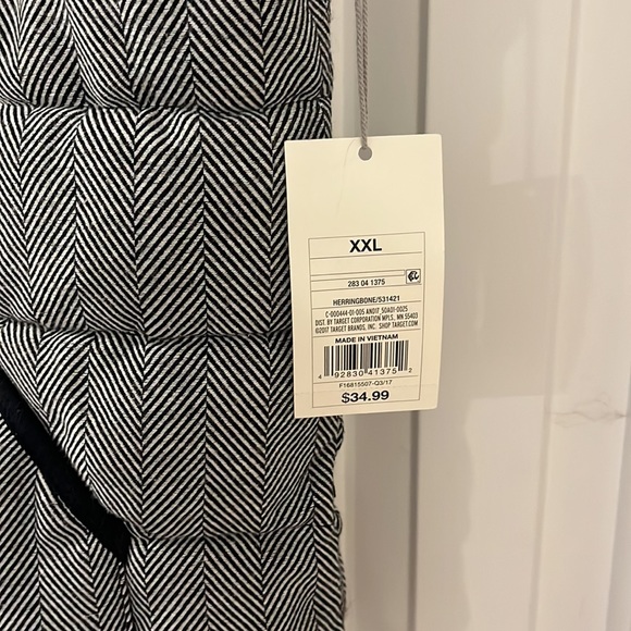 Black and white puffed vest. Soft fabric, not water proof. - Picture 3 of 5